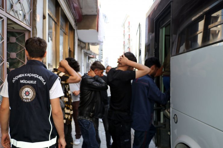 Apartmanda 1'i çocuk 16 kaçak göçmen yakalandı