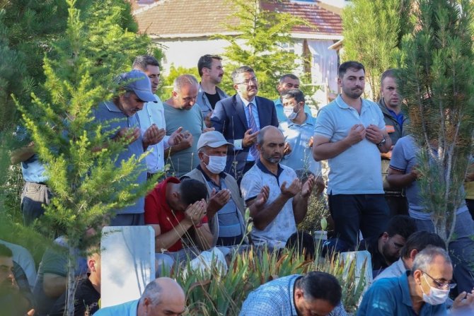 Balya indirirken banttan düşerek hayatını kaybeden genç toprağa verildi