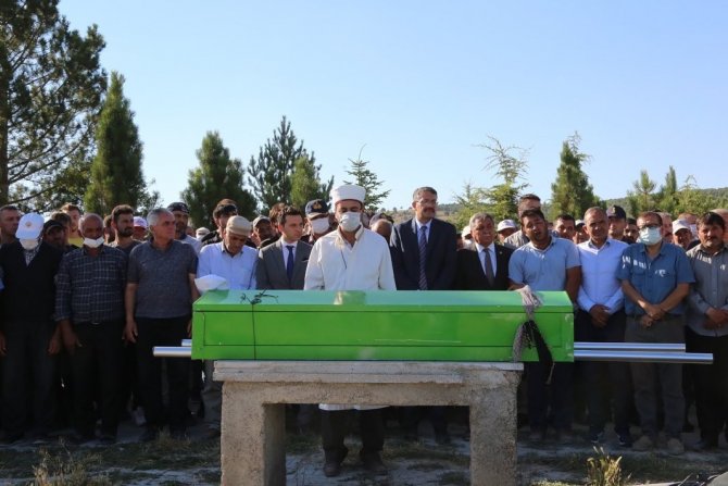 Balya indirirken banttan düşerek hayatını kaybeden genç toprağa verildi