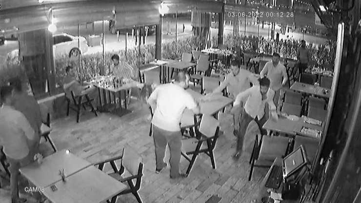 Bardakla kör eden avukata ilk duruşmada tahliye