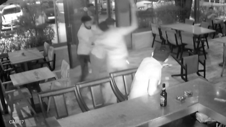 Bardakla kör eden avukata ilk duruşmada tahliye