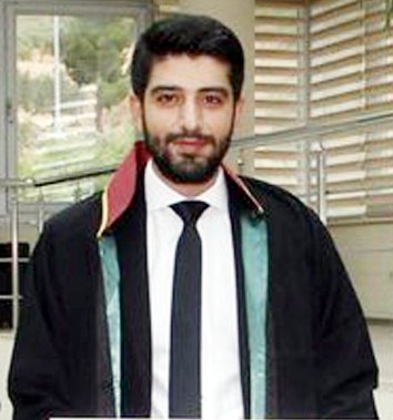 Bardakla kör eden avukata ilk duruşmada tahliye