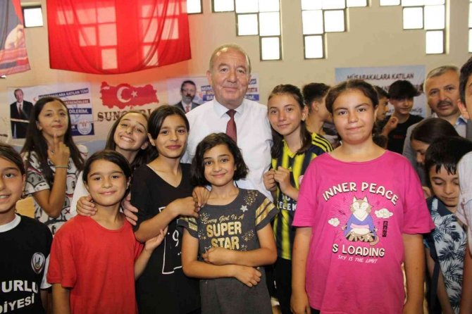 Başkan Şahiner’den genç sporculara forma desteği