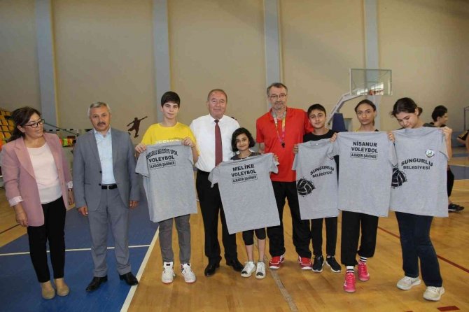 Başkan Şahiner’den genç sporculara forma desteği