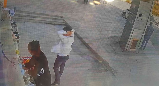 Biri çaldı diğeri çevreyi gözlemledi