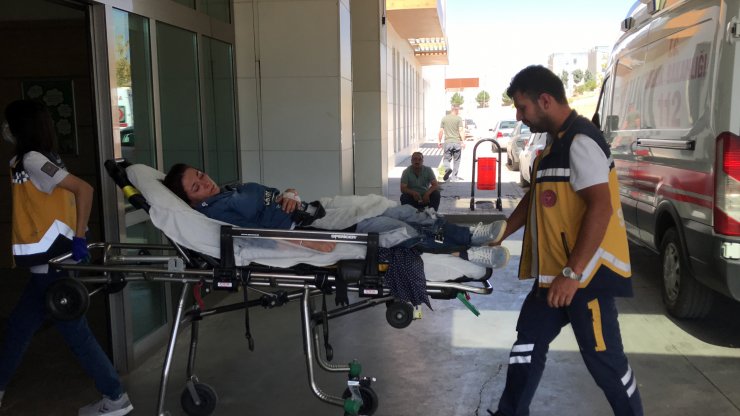 Birlikte boşanma dilekçesi verdiği eşini bıçakla yaraladı