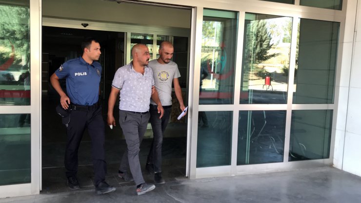 Birlikte boşanma dilekçesi verdiği eşini bıçakla yaraladı