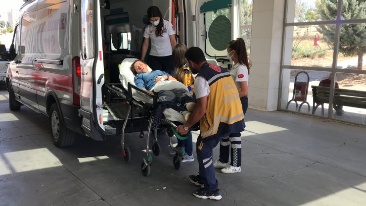 Birlikte boşanma dilekçesi verdiği eşini bıçakla yaraladı