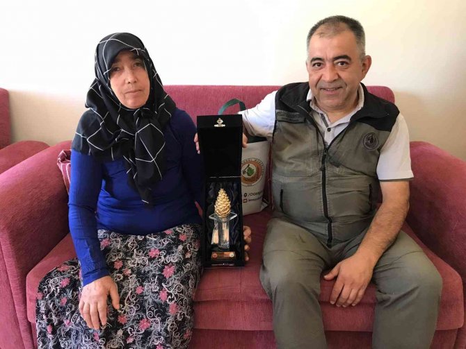 Büyük Manavgat yangınında ormancılara sırtında erzak taşıdı, yıl dönümünde çiçeklerle ziyaret edildi