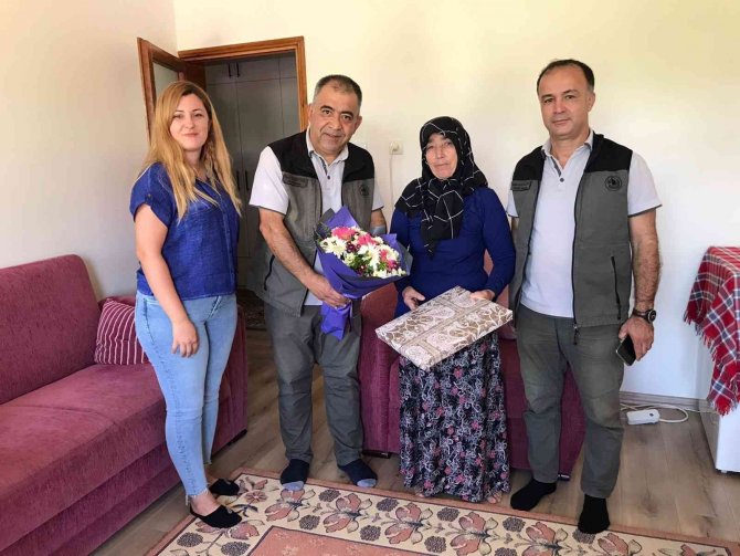 Büyük Manavgat yangınında ormancılara sırtında erzak taşıdı, yıl dönümünde çiçeklerle ziyaret edildi