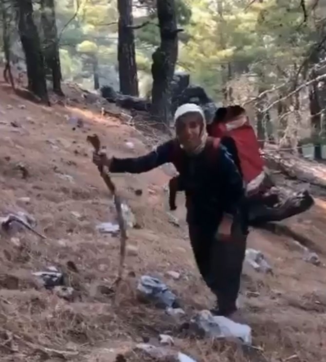 Büyük Manavgat yangınında ormancılara sırtında erzak taşıdı, yıl dönümünde çiçeklerle ziyaret edildi