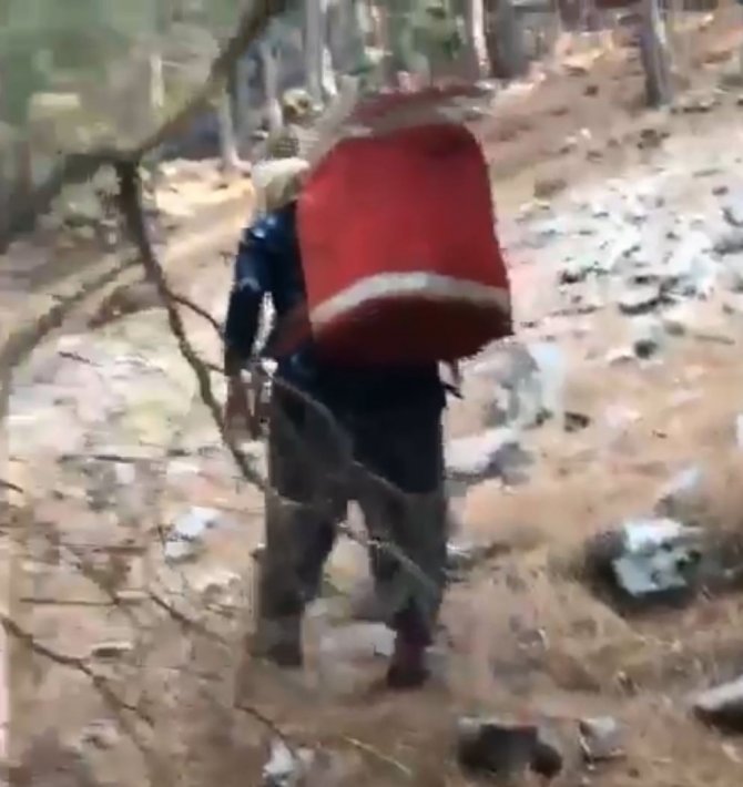 Büyük Manavgat yangınında ormancılara sırtında erzak taşıdı, yıl dönümünde çiçeklerle ziyaret edildi