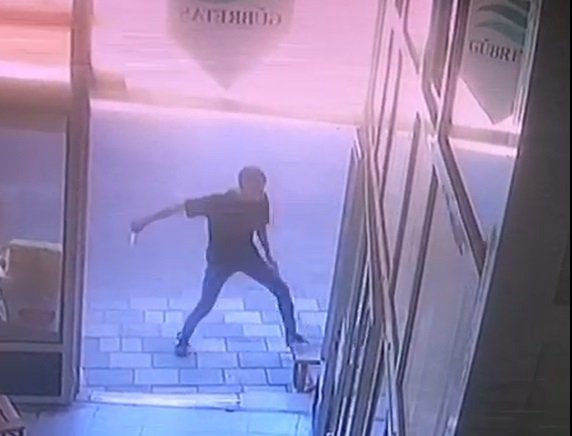 Çay ocağında oturan husumetlisini bıçakladığı anlar kamerada