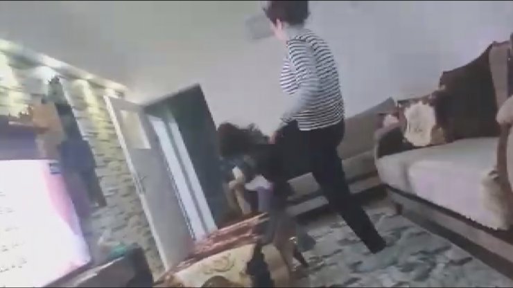 Çocuklarını döven karısını görüntüleyip şikayet etti