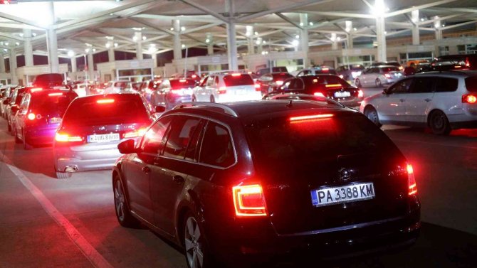 Edirne’ye akın ettiler, dönüş yolunda kuyruk oluşturdular