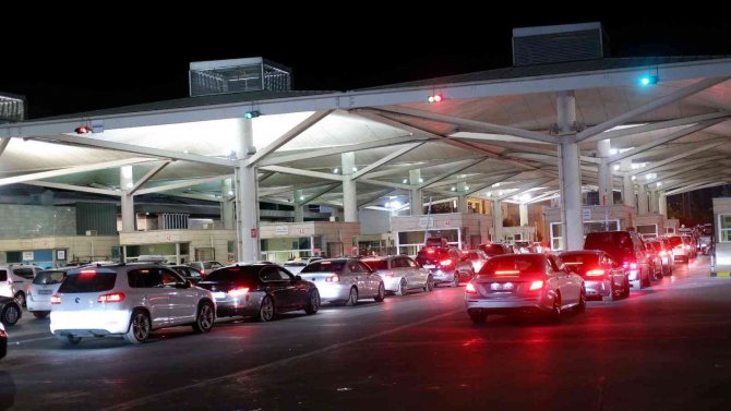 Edirne’ye akın ettiler, dönüş yolunda kuyruk oluşturdular