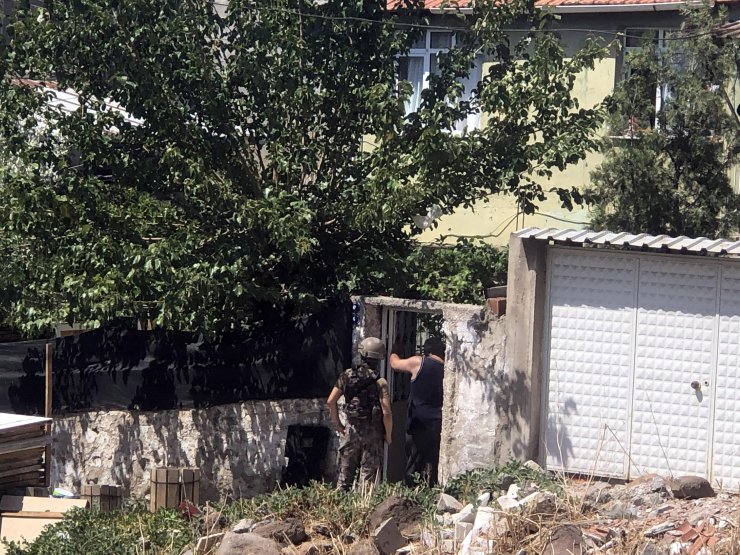 Eşini bıçakla rehin aldı; ikna edilmeye çalışılıyor