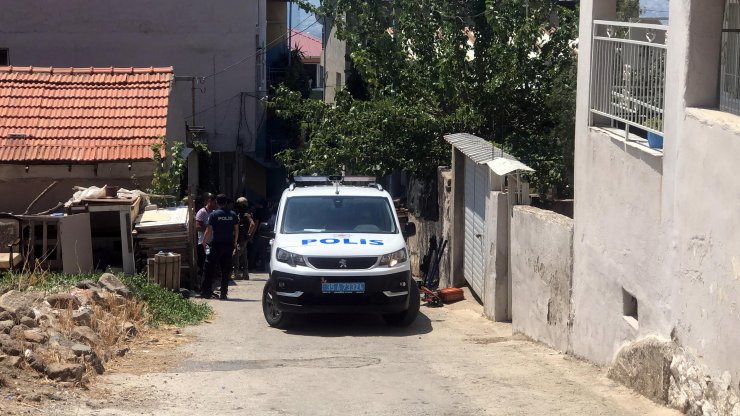 Eşini bıçakla rehin aldı; ikna edilmeye çalışılıyor