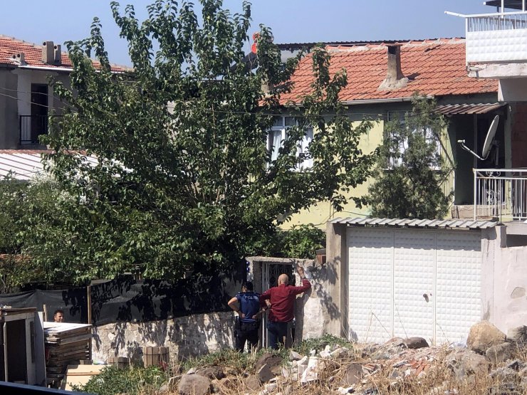 Eşini bıçakla rehin aldı; ikna edilmeye çalışılıyor