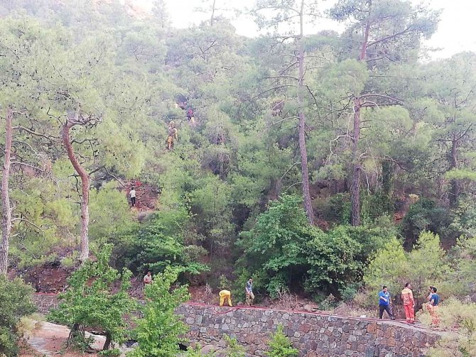 Helikopterlerin sortileri, uçakların müdahalesi yangının büyümesini engelledi