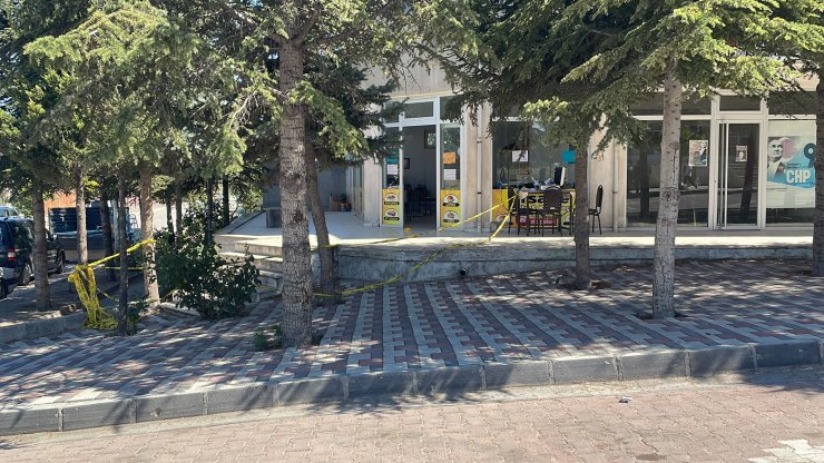 Husumetlisini öldürüp, 20 kilometre giderek eşi ile komşusunu da vurdu