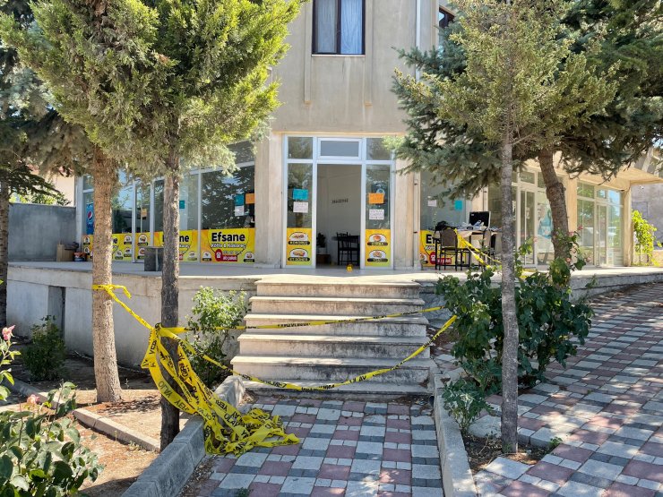 Husumetlisini öldürüp, 20 kilometre giderek eşi ile komşusunu da vurdu