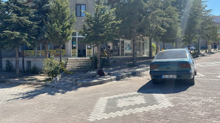 Husumetlisini öldürüp, 20 kilometre giderek eşi ile komşusunu da vurdu