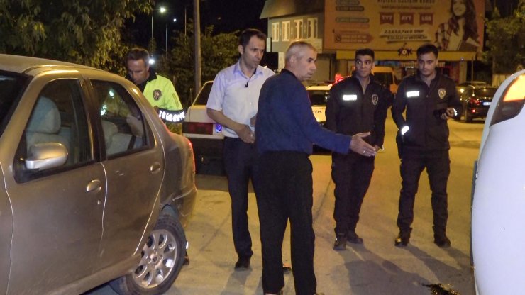 İki araca çarpan otomobilin alkollü sürücüsü, bagaj kapısından çıkıp kaçtı