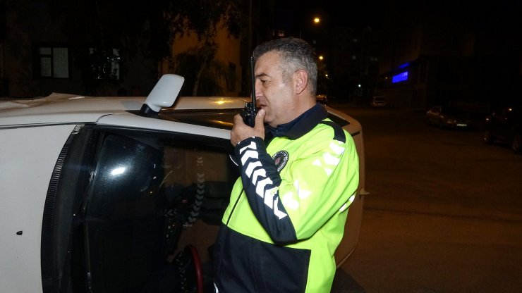 İki araca çarpan otomobilin alkollü sürücüsü, bagaj kapısından çıkıp kaçtı