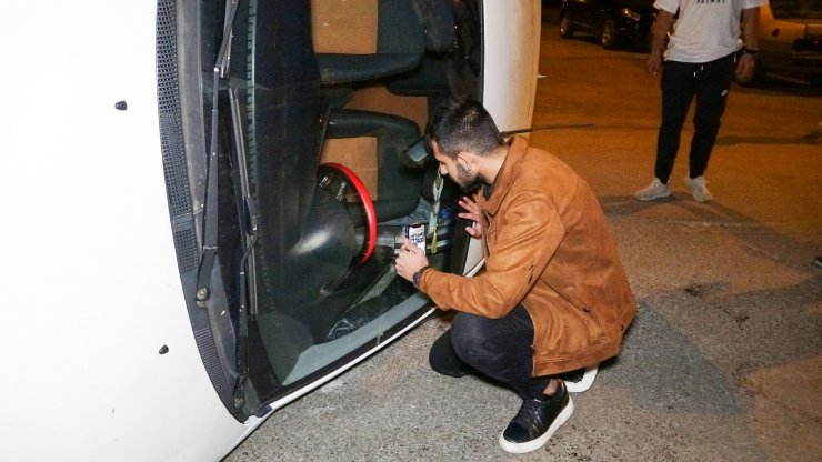 İki araca çarpan otomobilin alkollü sürücüsü, bagaj kapısından çıkıp kaçtı