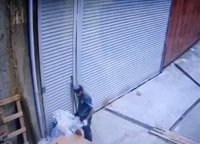 İş yerinin önünde bulunan malzemeleri çalan hırsız kamerada