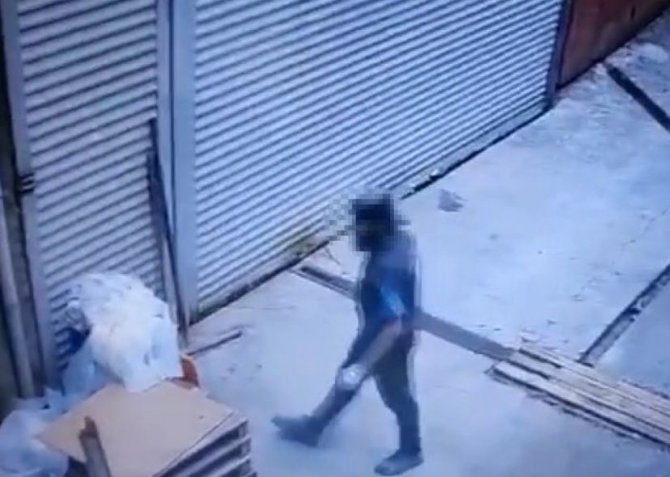 İş yerinin önünde bulunan malzemeleri çalan hırsız kamerada