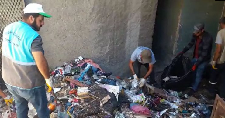 İstanbul’dan geldi; evinin alt katıyla avlunun çöple dolu olduğunu gördü