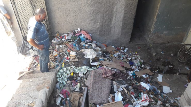 İstanbul’dan geldi; evinin alt katıyla avlunun çöple dolu olduğunu gördü