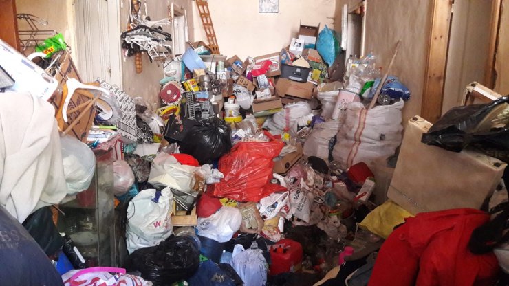 İstanbul’dan geldi; evinin alt katıyla avlunun çöple dolu olduğunu gördü