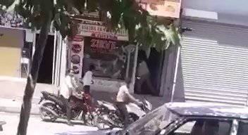 Kaçak yapının yıkımına karşı çıkan grup, belediye aracı ile bir iş yerine zarar verdi