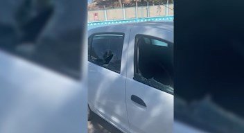 Kaçak yapının yıkımına karşı çıkan grup, belediye aracı ile bir iş yerine zarar verdi