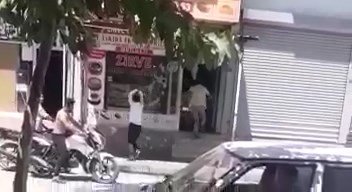 Kaçak yapının yıkımına karşı çıkan grup, belediye aracı ile bir iş yerine zarar verdi