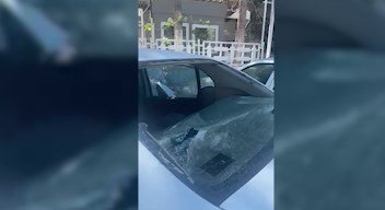 Kaçak yapının yıkımına karşı çıkan grup, belediye aracı ile bir iş yerine zarar verdi