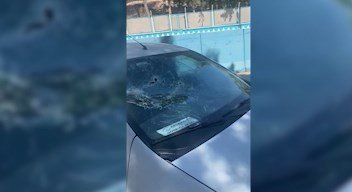 Kaçak yapının yıkımına karşı çıkan grup, belediye aracı ile bir iş yerine zarar verdi