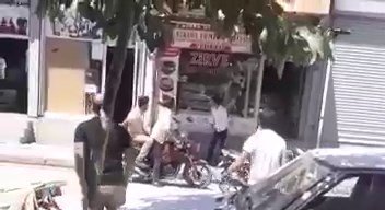 Kaçak yapının yıkımına karşı çıkan grup, belediye aracı ile bir iş yerine zarar verdi