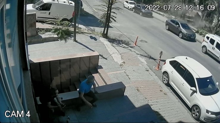 Kağıthane'de hafriyat yüklü kamyonet devrildi