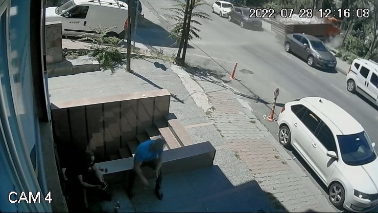 Kağıthane'de hafriyat yüklü kamyonet devrildi