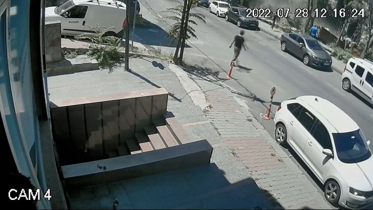 Kağıthane'de hafriyat yüklü kamyonet devrildi