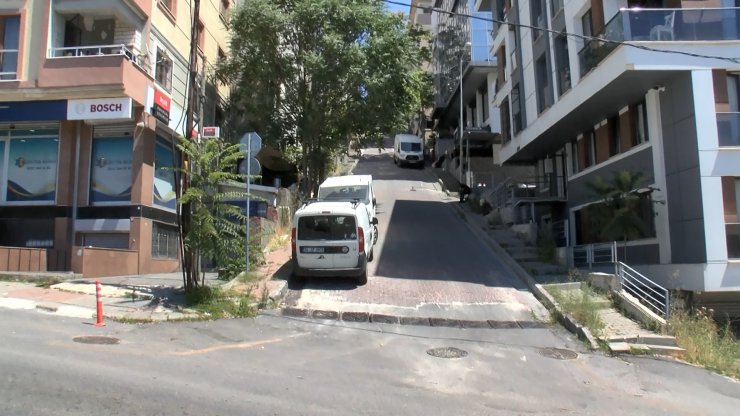 Kağıthane'de hafriyat yüklü kamyonet devrildi