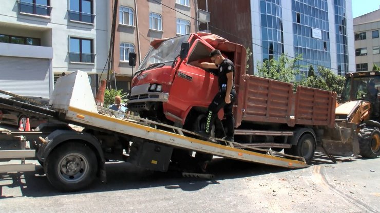Kağıthane'de hafriyat yüklü kamyonet devrildi