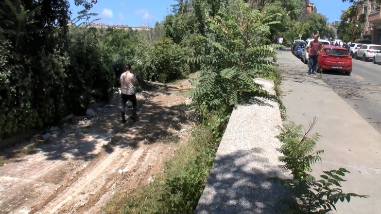 Kağıthane'de hafriyat yüklü kamyonet devrildi