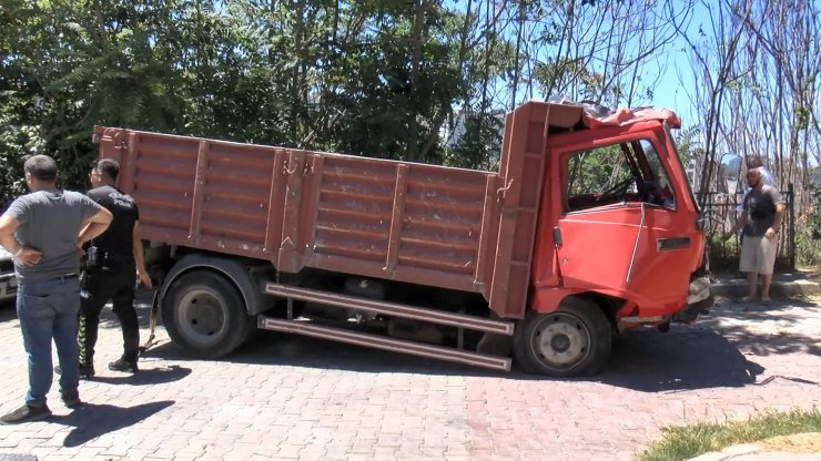 Kağıthane'de hafriyat yüklü kamyonet devrildi