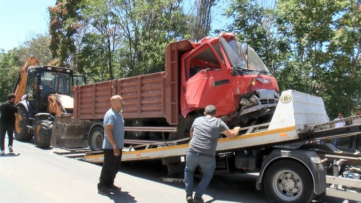 Kağıthane'de hafriyat yüklü kamyonet devrildi