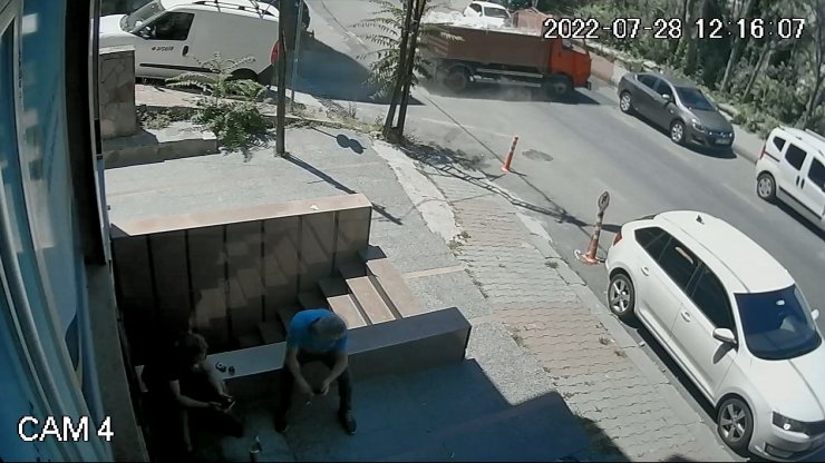 Kağıthane'de hafriyat yüklü kamyonet devrildi